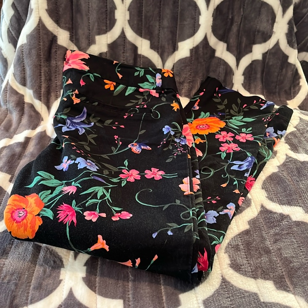 Old navy pixie mix-rise pants, size 6 regular.